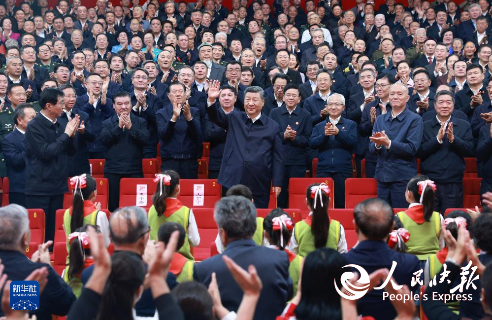 习近平观看庆祝新疆维吾尔自治区成立70周年文艺晚会《美丽新疆》