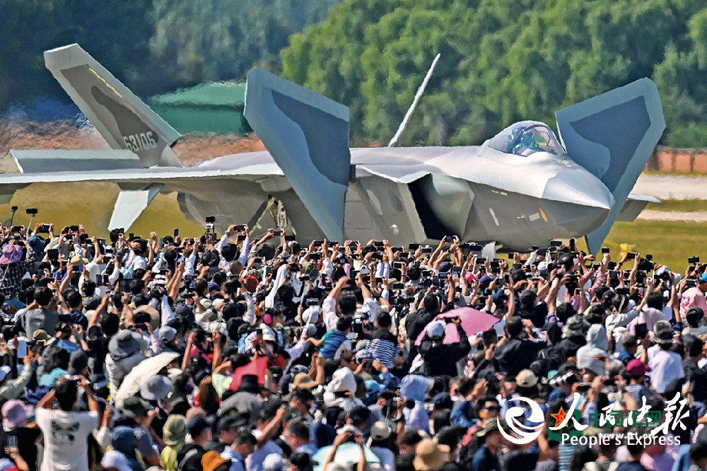 2025年空军航空开放活动和长春航空展上,歼-20飞机飞行表演归来,观众纷纷拍照留影。余红春摄