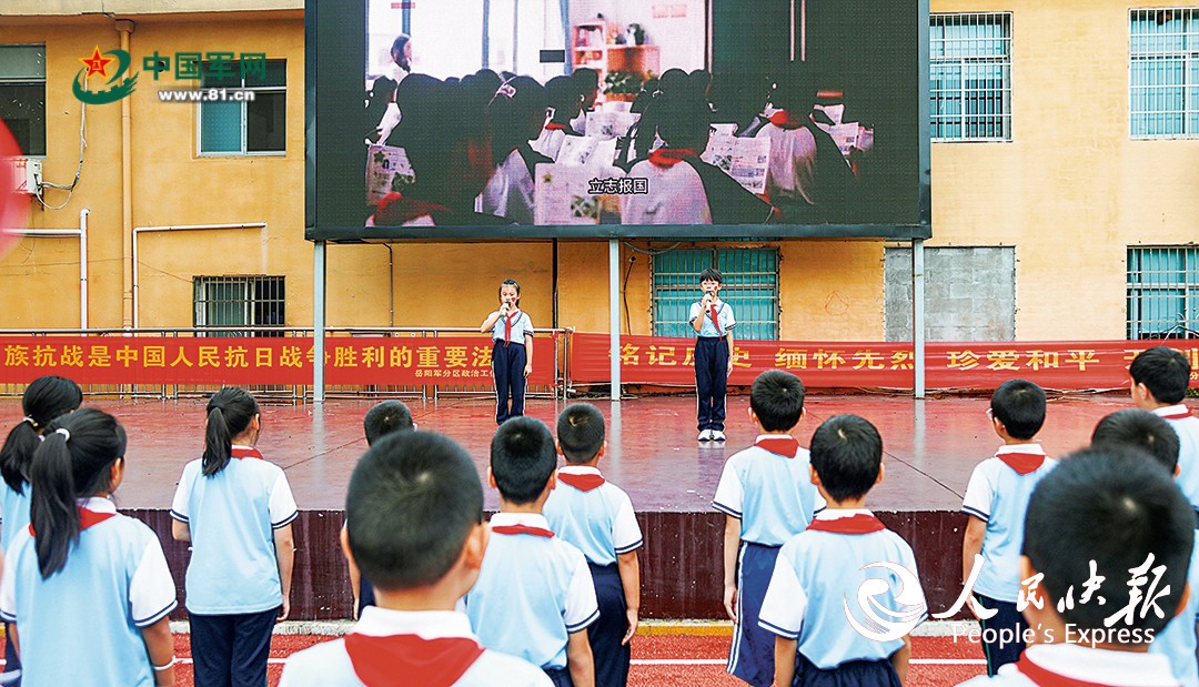 湖南省岳阳市军地开展国防教育进社区活动。张潇今摄