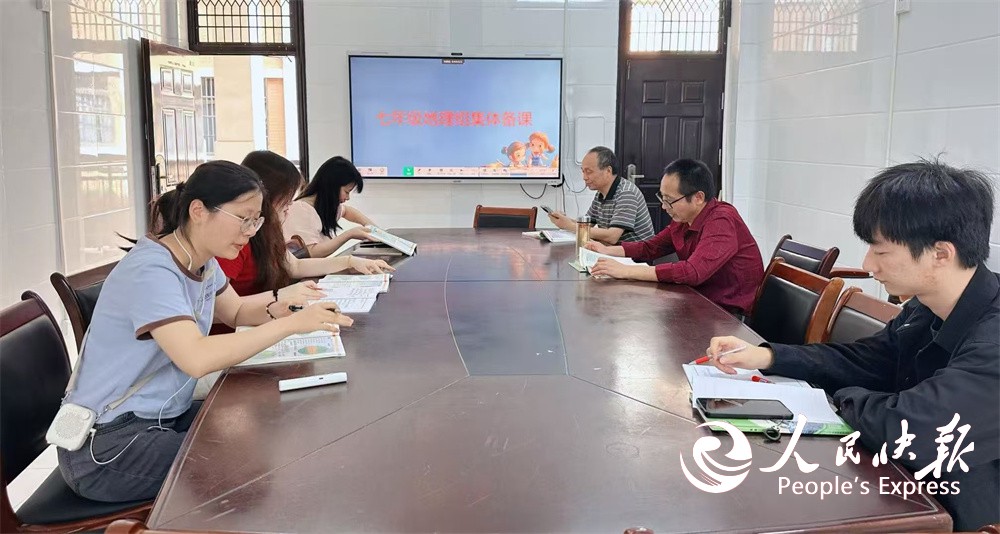 智慧火花，点亮课堂：长冲中学两校联动···