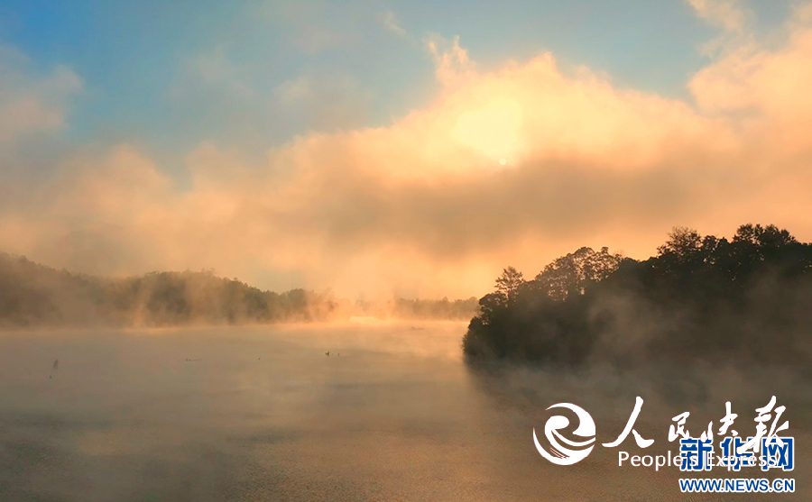 安徽石台：晨雾笼秋浦 霞光染水墨
