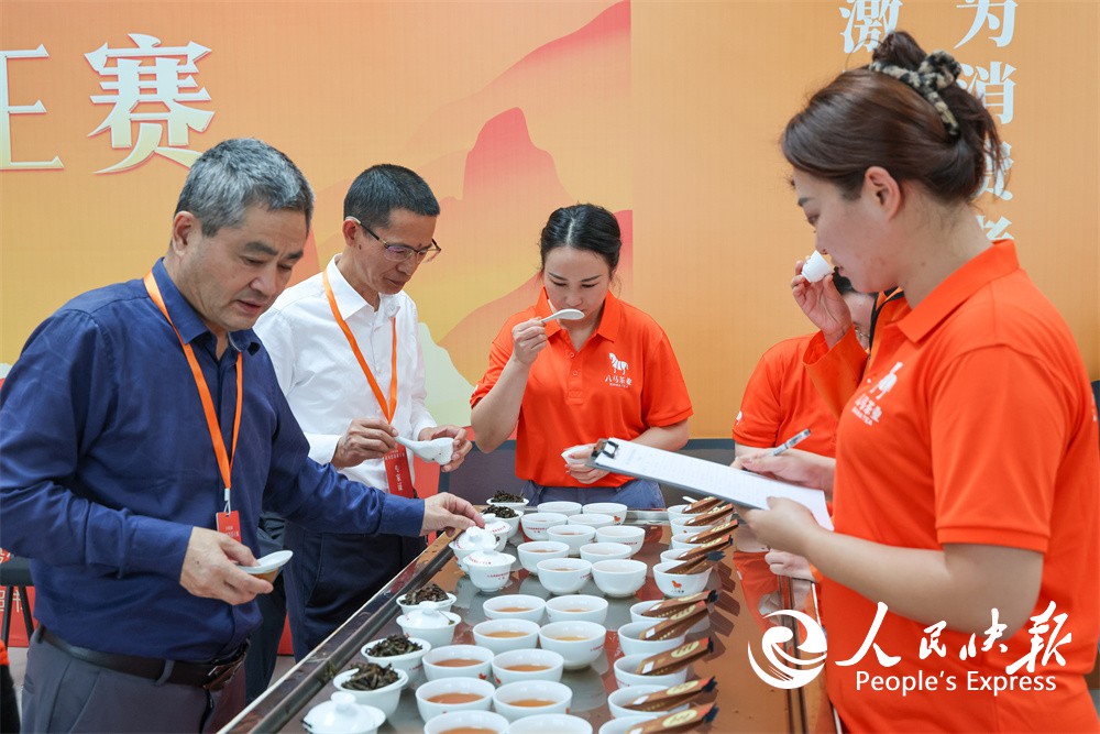 福建武夷山：八马茶业举办武夷岩茶茶王···