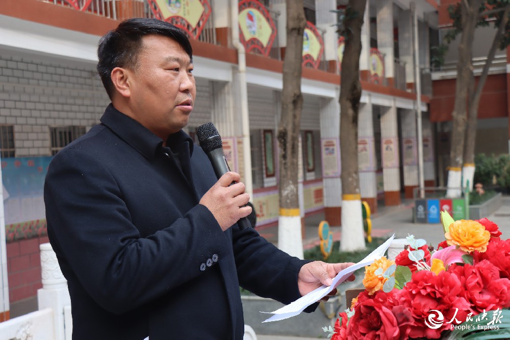 河南南阳第32小学举行迎元旦教职工拔···