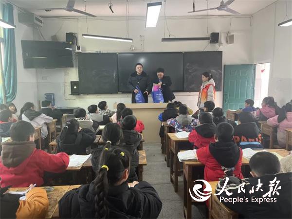 爱路护路，安全“童”行——开江铁路走···