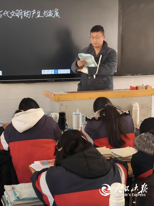 河南南召现代中学：   自强不息谱华···