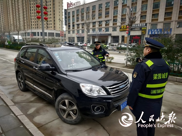 河南商丘梁园区城市管理局开展违法占用···