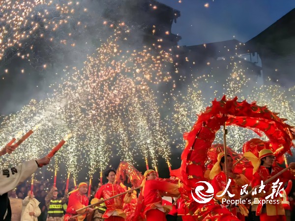 开江县任市镇“玉竹龙”闹元宵：龙腾珠···