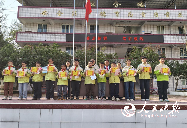 春暖花开启新程 法治安全润童心   ···