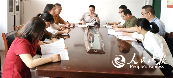 新校长一线督战，师生携手扮靓校园——···
