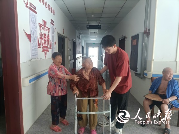 酷暑送清凉 青春暖夕阳！开江籍大学生···