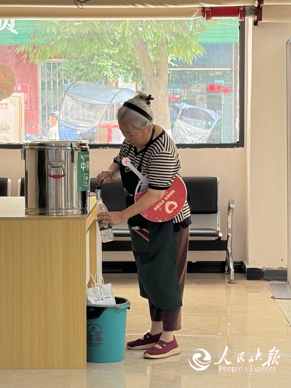 炎炎盛夏送凉茶 暖心服务护安康——开···